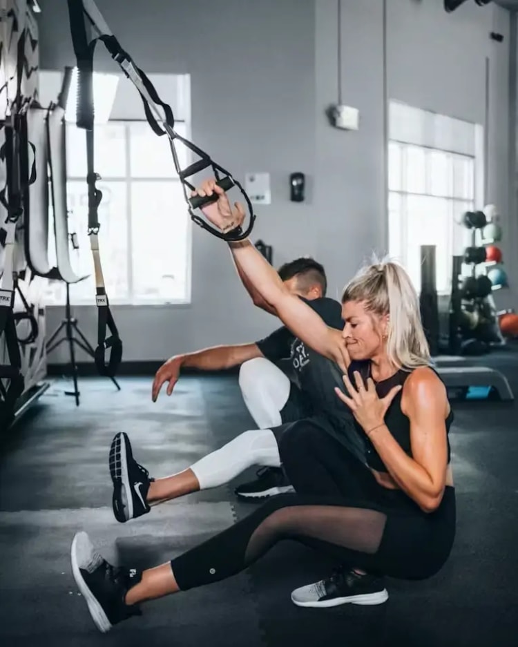 Twee mensen aan het trainen