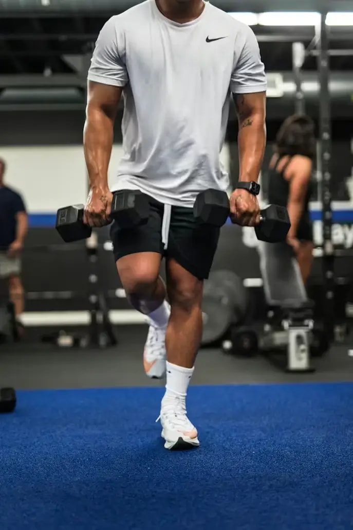 Enkele persoon aan het trainen met gewichten