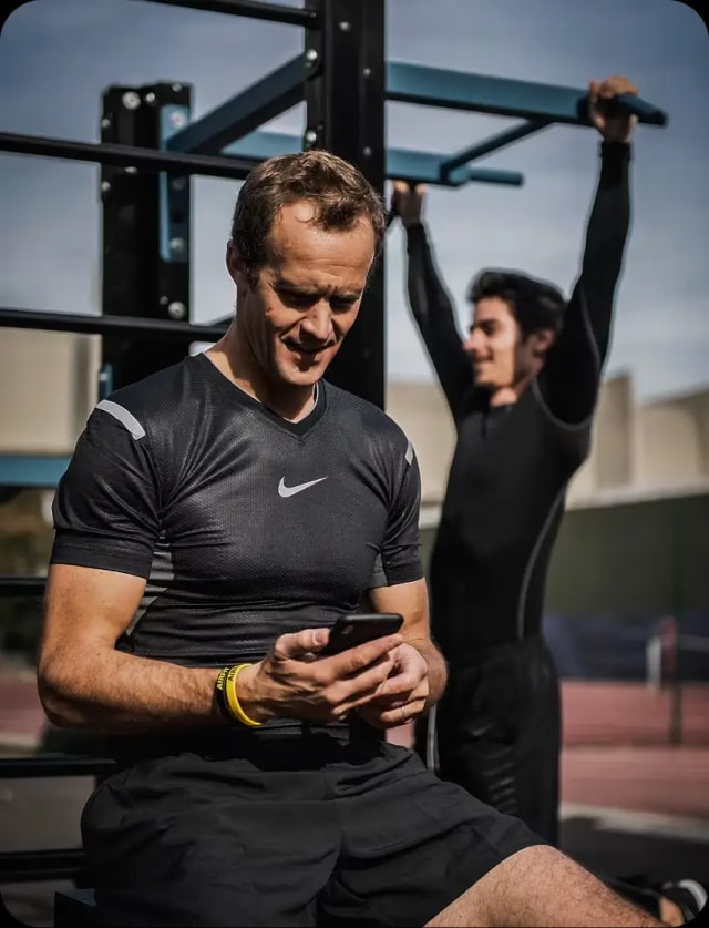 Twee mensen aan het trainen