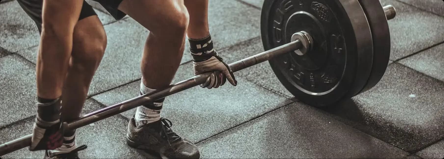 Aan het trainen in een sportschool